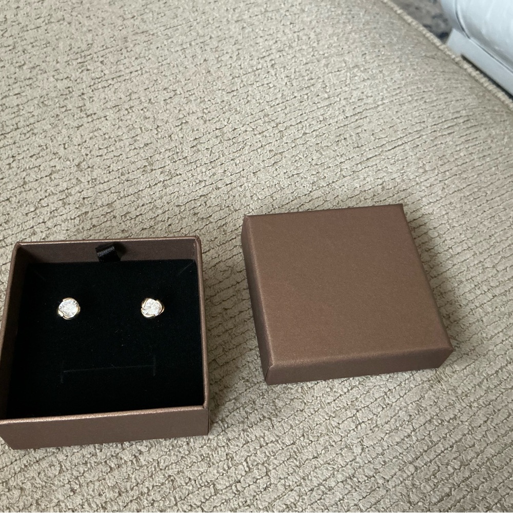 Elegant 14kt Gold Stud Earrings
